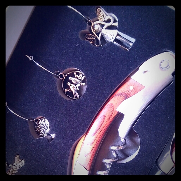 La-Z-Boy Wine Essentials Wine Set - Picture 4 of 6